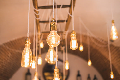 Set-of-light-bulbs-on-the-ceiling-of-the-cafe